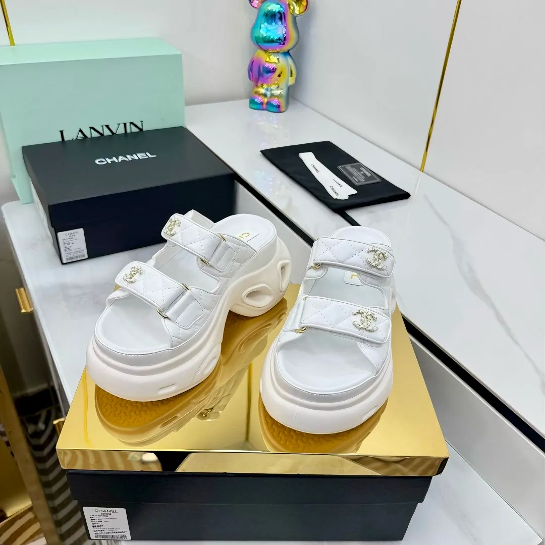 👟👟Ex-factory price 680👟👟 Top version... Chanel｜Chanel Xiaoxiang Velcro Beach Slippers Slippers Casual Beach Shoes 25ss Spring and Summer New Style! Beach shoes are a hit all over the internet! The latest model from the counter, I am still willing to buy it on my feet. It must be ranked among the most popular models. It is invincible in all seasons. Various bloggers and Internet celebrities can see the matching styles. Highly recommended. Pearlescent sheepskin upper, sheepskin lining, suede for feet. Original open-molded TPU outsole size: 35-40 (customized for 40 and 41). Full set of original packaging 👉 👉 👉 👉 👉